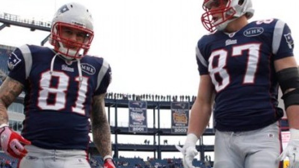 New England Patriots tight end Aaron Hernandez (81) warms up prior