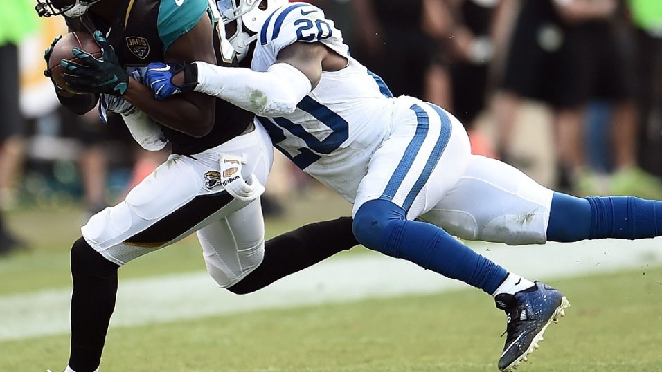 Randy Moss of the Tennessee Titans runs off the field during the game  News Photo - Getty Images