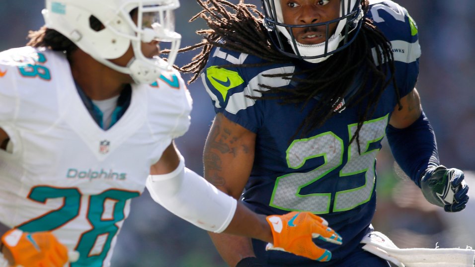 Miami Dolphins strong safety Bobby McCain (28) lines up against