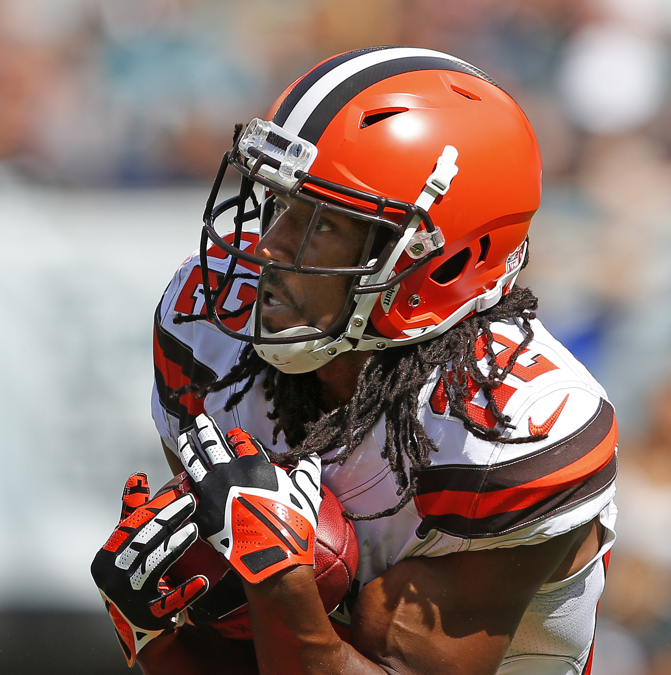 PHILADELPHIA, PA - SEPTEMBER 11: Tramon Williams #22 of the Cleveland Browns makes a catch against the Philadelphia Eagles…