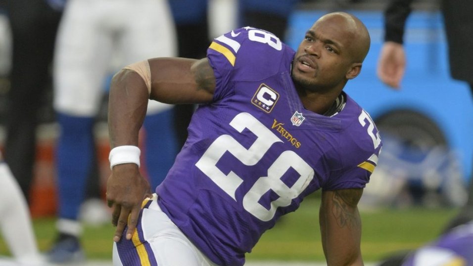 Adrian Peterson #28 of the Minnesota Vikings rushes Stock Photo