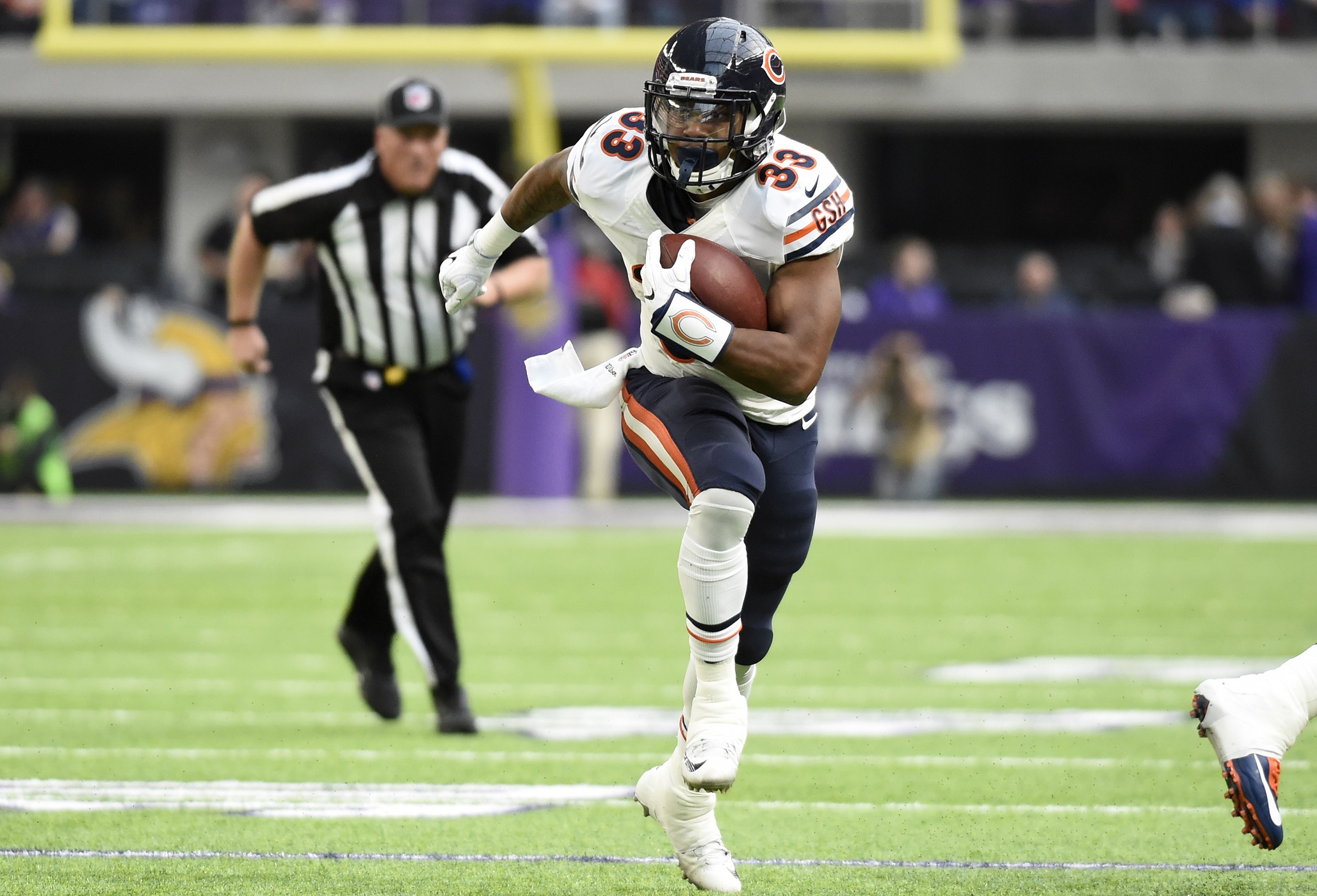 MINNEAPOLIS, MN - JANUARY 1: Jeremy Langford #33 of the Chicago Bears carries the ball in the first half of the game…