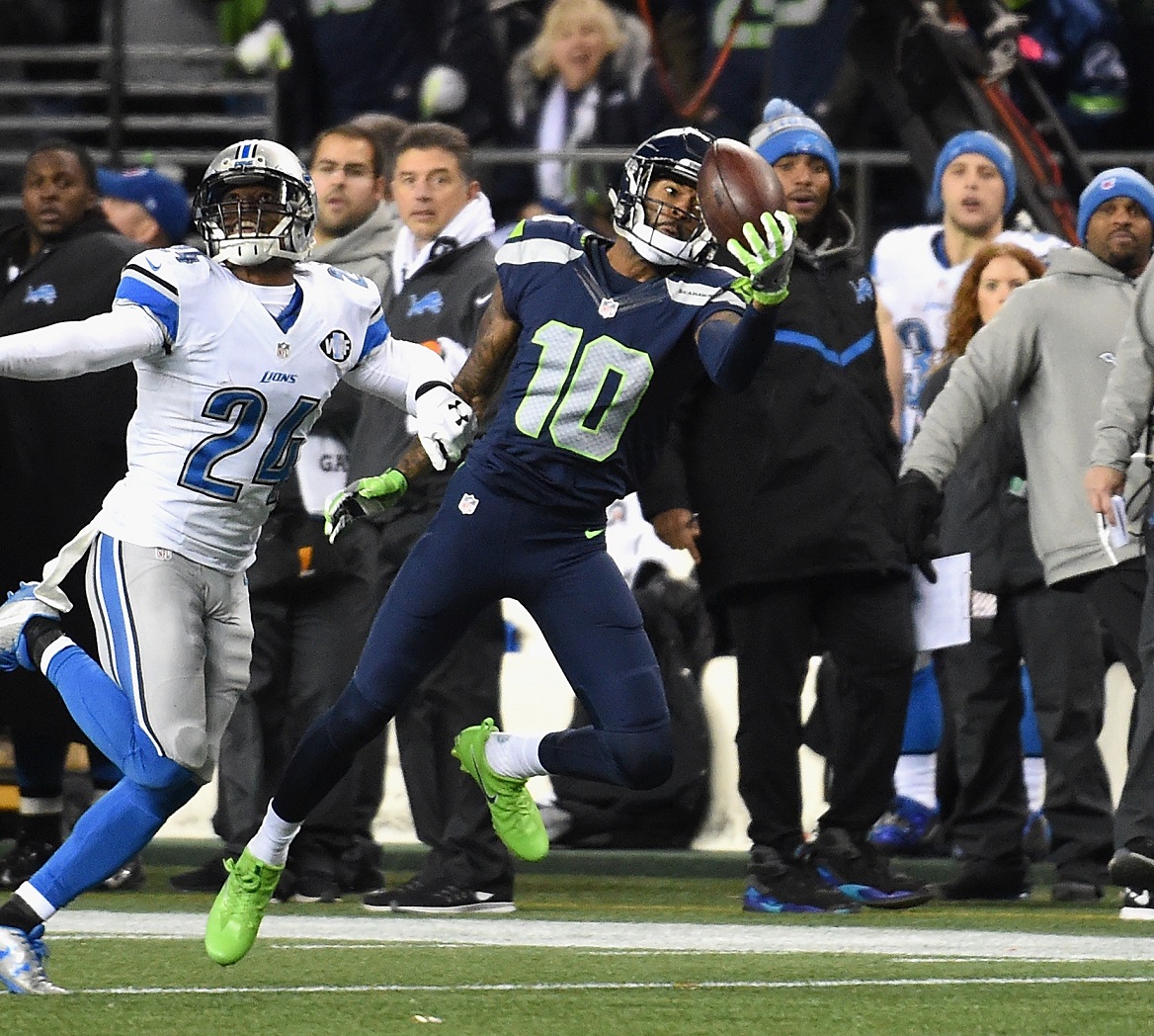 SEATTLE, WA - JANUARY 07:  Paul Richardson #10 of the Seattle Seahawks makes a one-handed reception against Nevin Lawson…