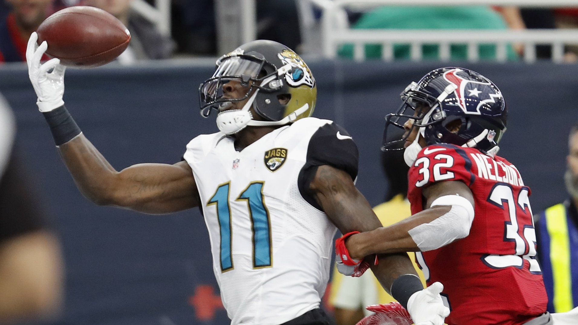 Jaguar WR Marqise Lee carted off after apparent leg injury