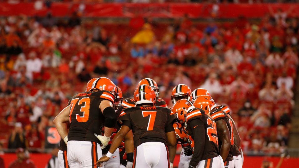 Cleveland Browns quarterback DeShone Kizer (7) looks to throw a