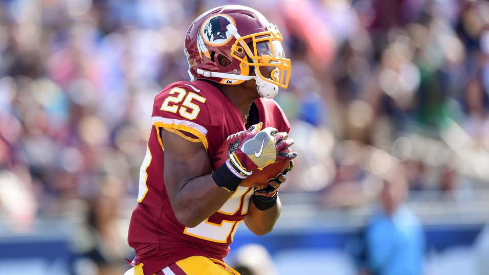 December 22, 2019: Washington Redskins RB (25) Chris Thompson carries the  ball during a NFL football game between the Washington Redskins and the New  York Giants at FedEx Field in Landover, MD.