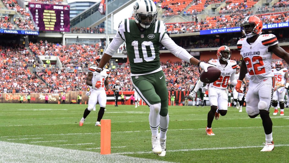 Jets score two late touchdowns for stunning win over Browns