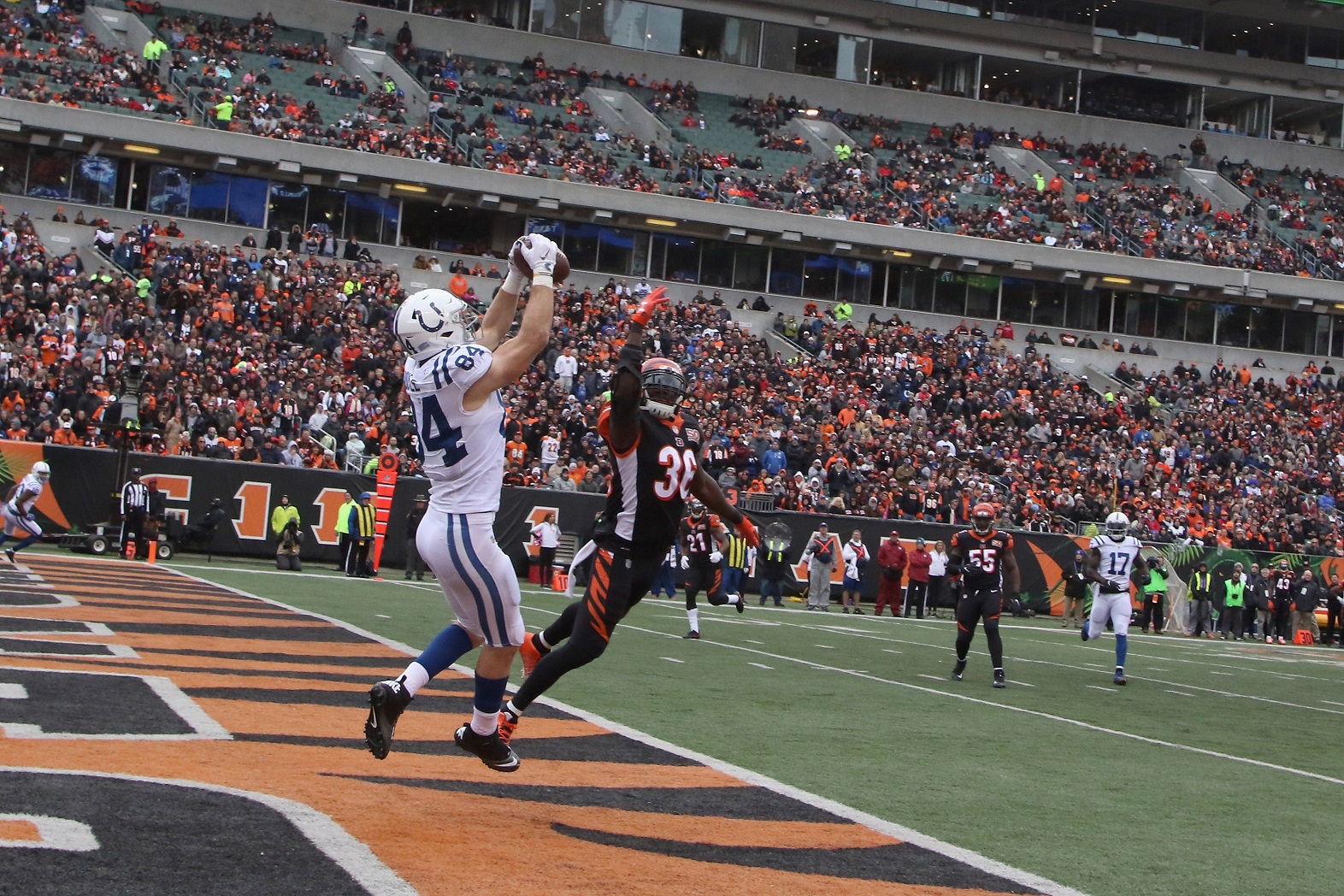 CINCINNATI, OH - OCTOBER 29:  Jack Doyle #84 of the Indianapolis Colts hauls in the touchdown pass against Shawn Williams…