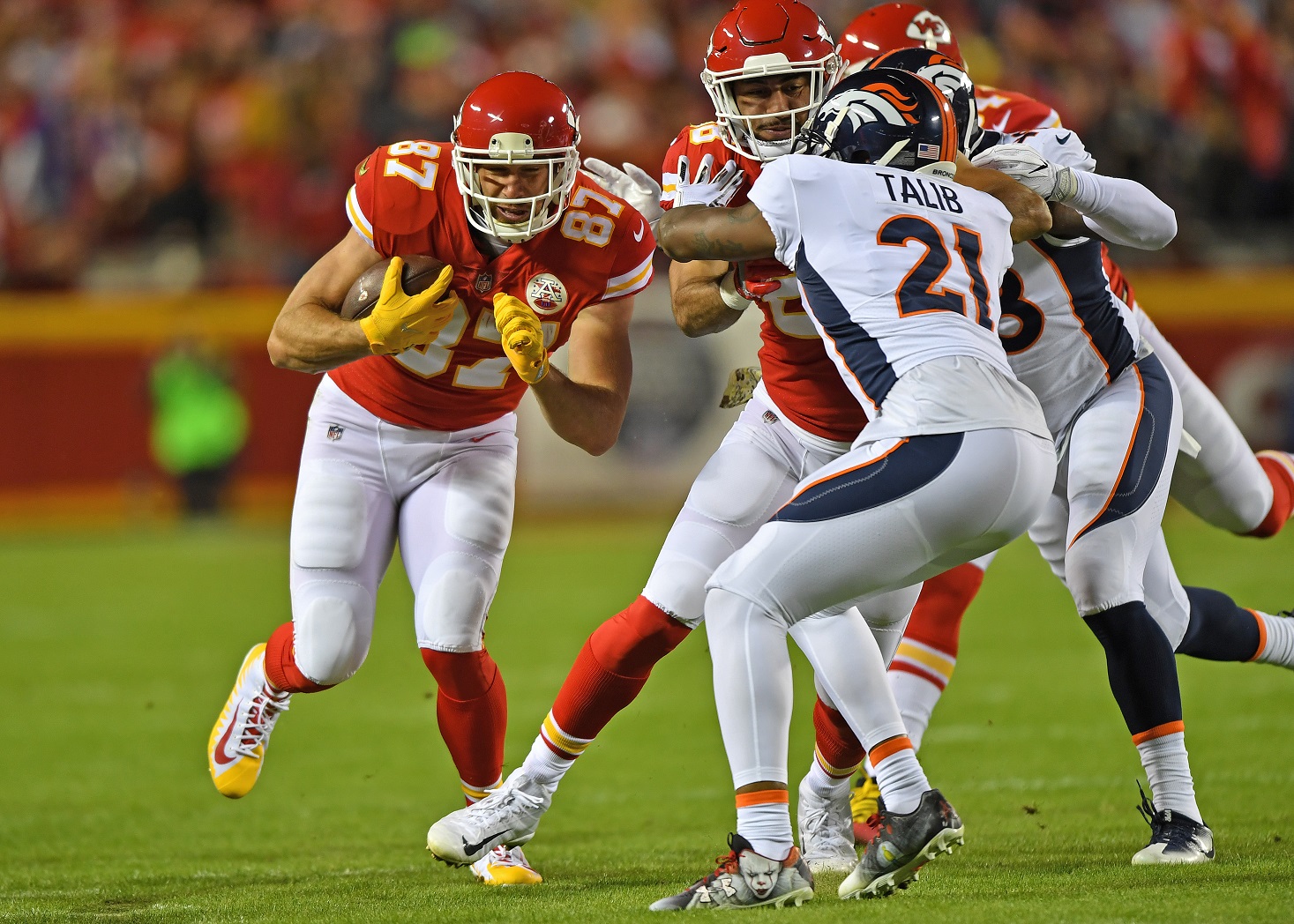 KANSAS CITY, MO - OCTOBER 30:  Tight end Travis Kelce #87 of the Kansas City Chiefs runs up field after catching a pass…