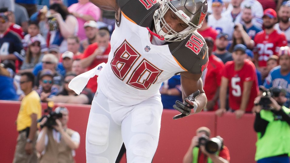 Tampa Bay Buccaneers tight end O.J. Howard (80) and Carolina