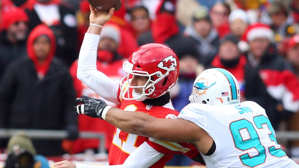 Ndamukong Suh, late-signing defensive linemen and the Chiefs