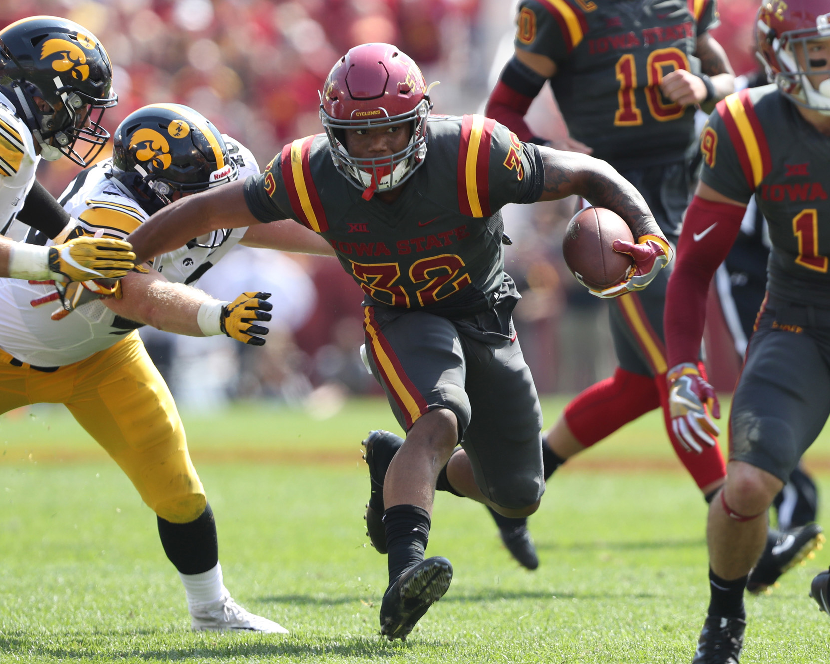 college-dont-be-fooled-by-the-box-score-stats-david-montgomery-is-a-dominant-college-rusher