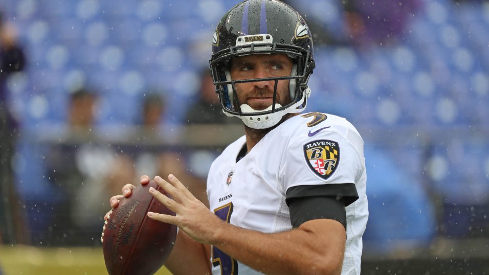 New York Jets quarterback Joe Flacco (19) warms up before playing against  the Buffalo Bills in