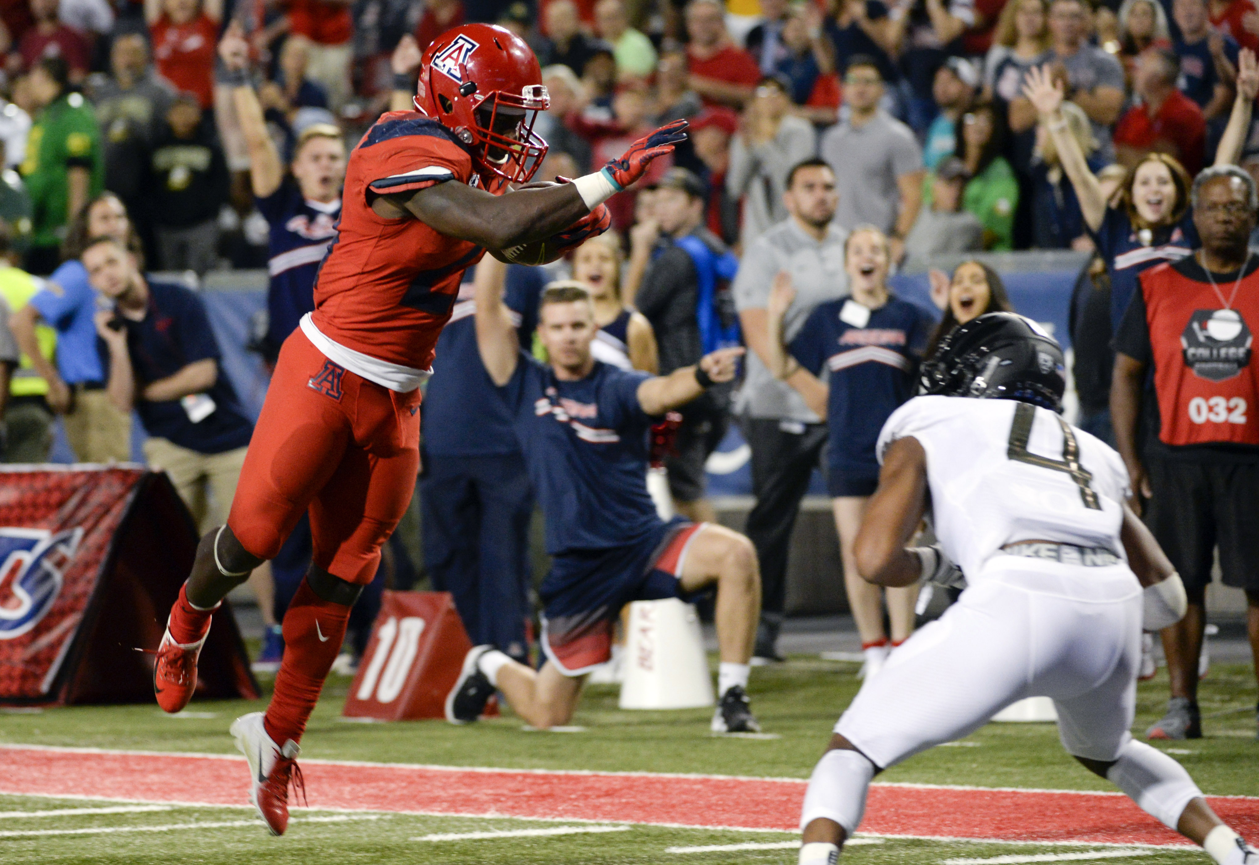 Tucson, AZ, USA; Arizona Wildcats running back J.J. Taylor (21) leaps into the end zone for a touchdown as Oregon Ducks…