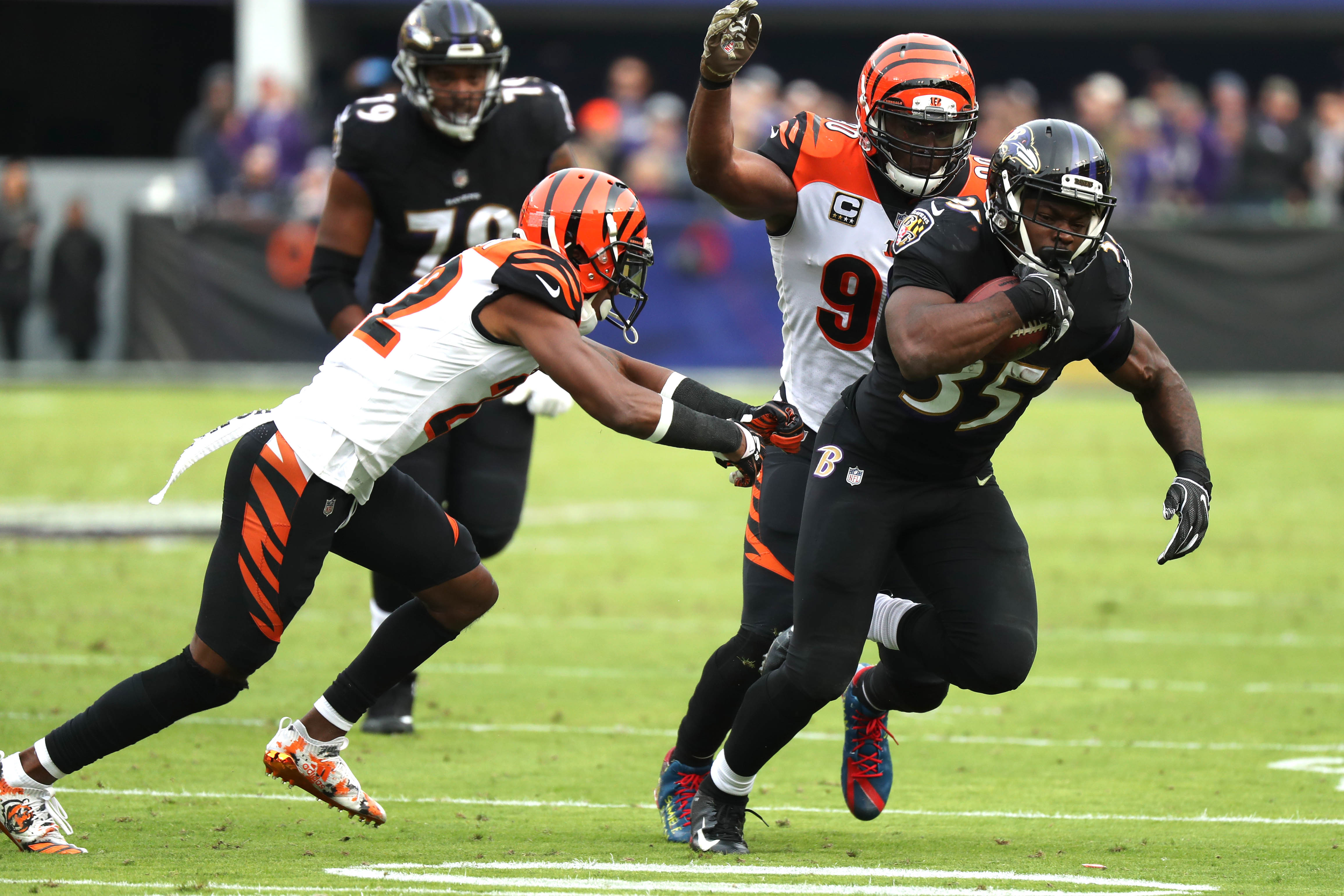 pro-gus-edwards-standout-effort-gives-ravens-opportunity-to-employ-committee-backfield