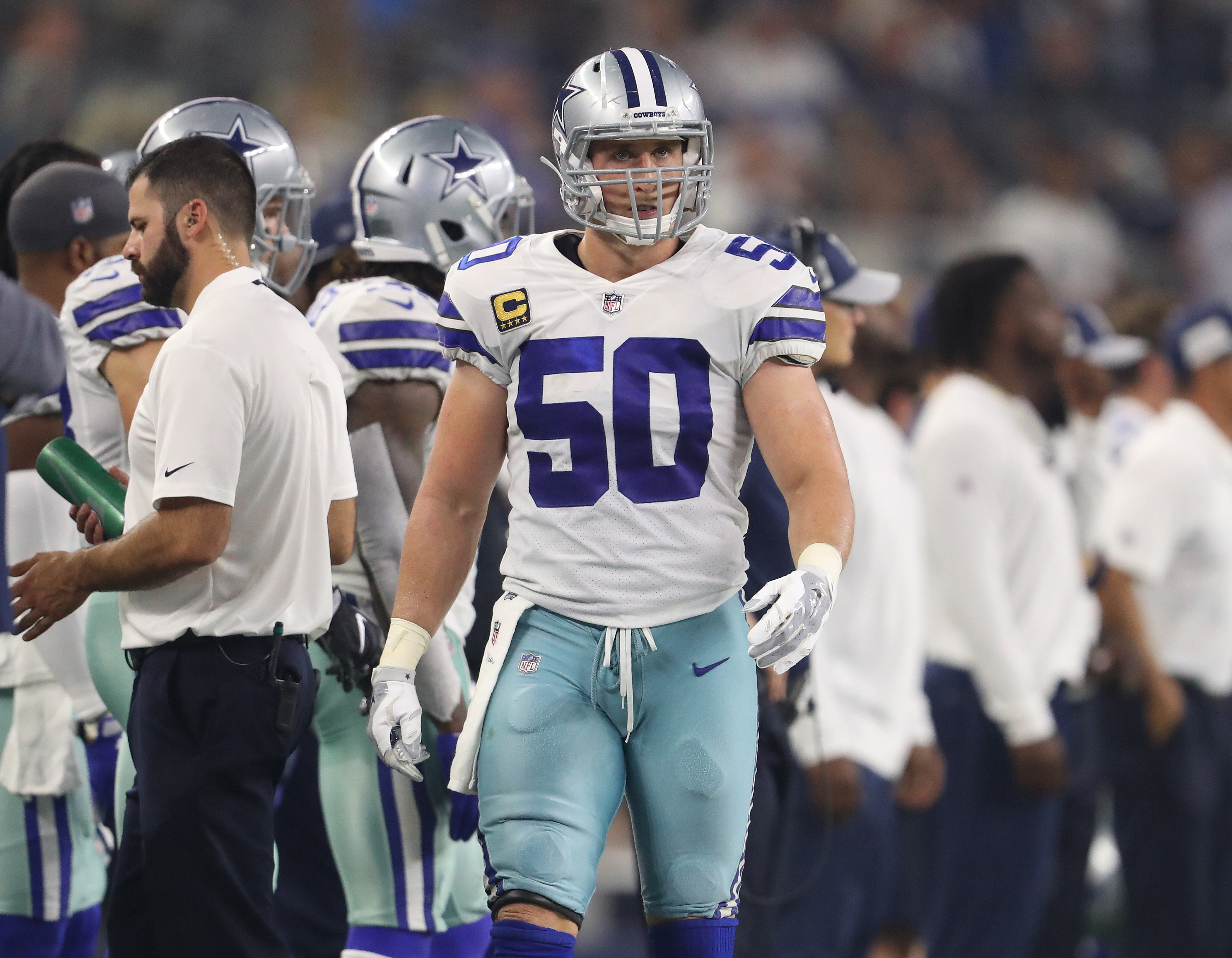 pro-sean-lee-restructures-contract-will-anchor-dallas-defense-for-a-ninth-nfl-season