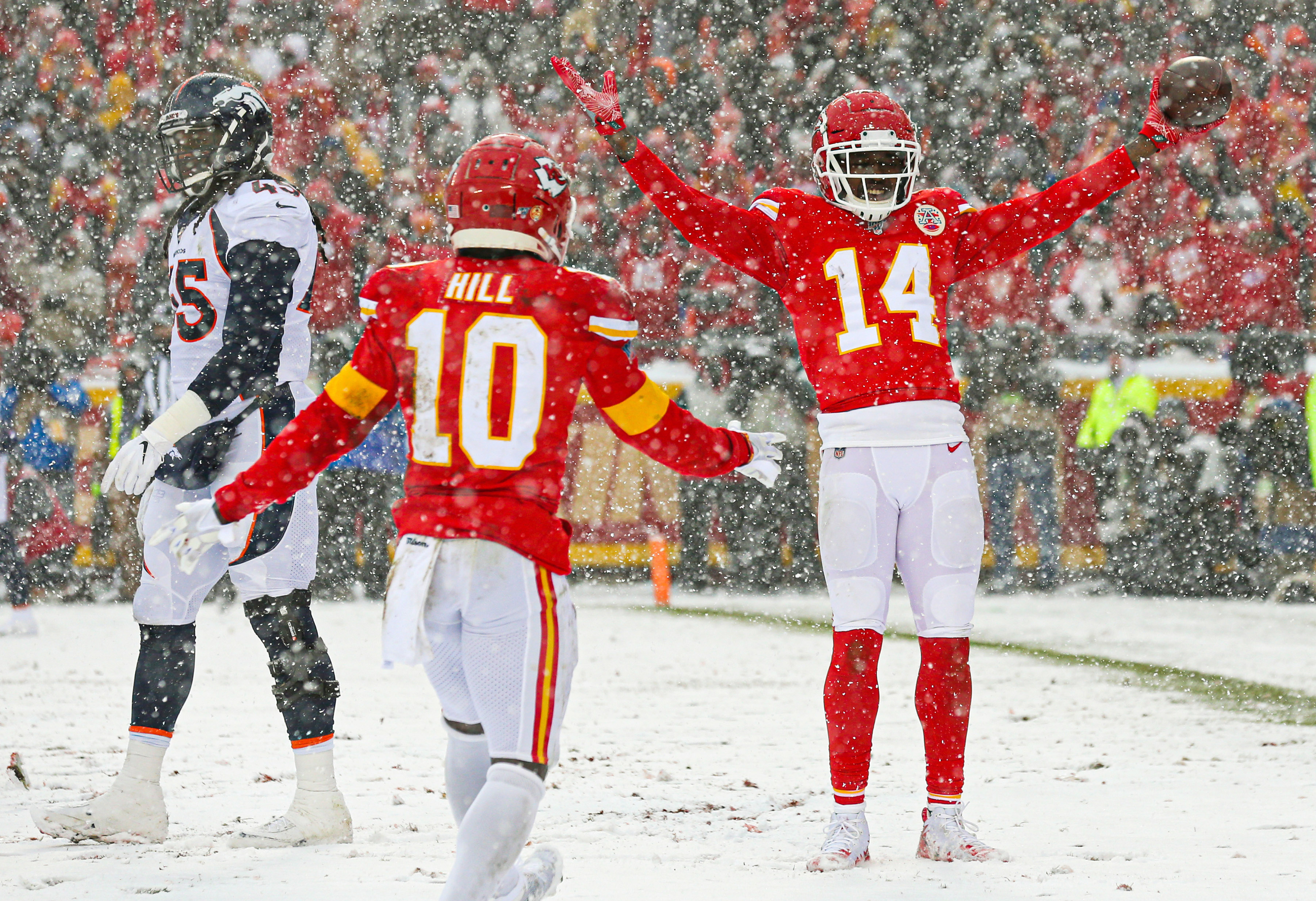 Mahomes flourishes in snow as Chiefs keep winning