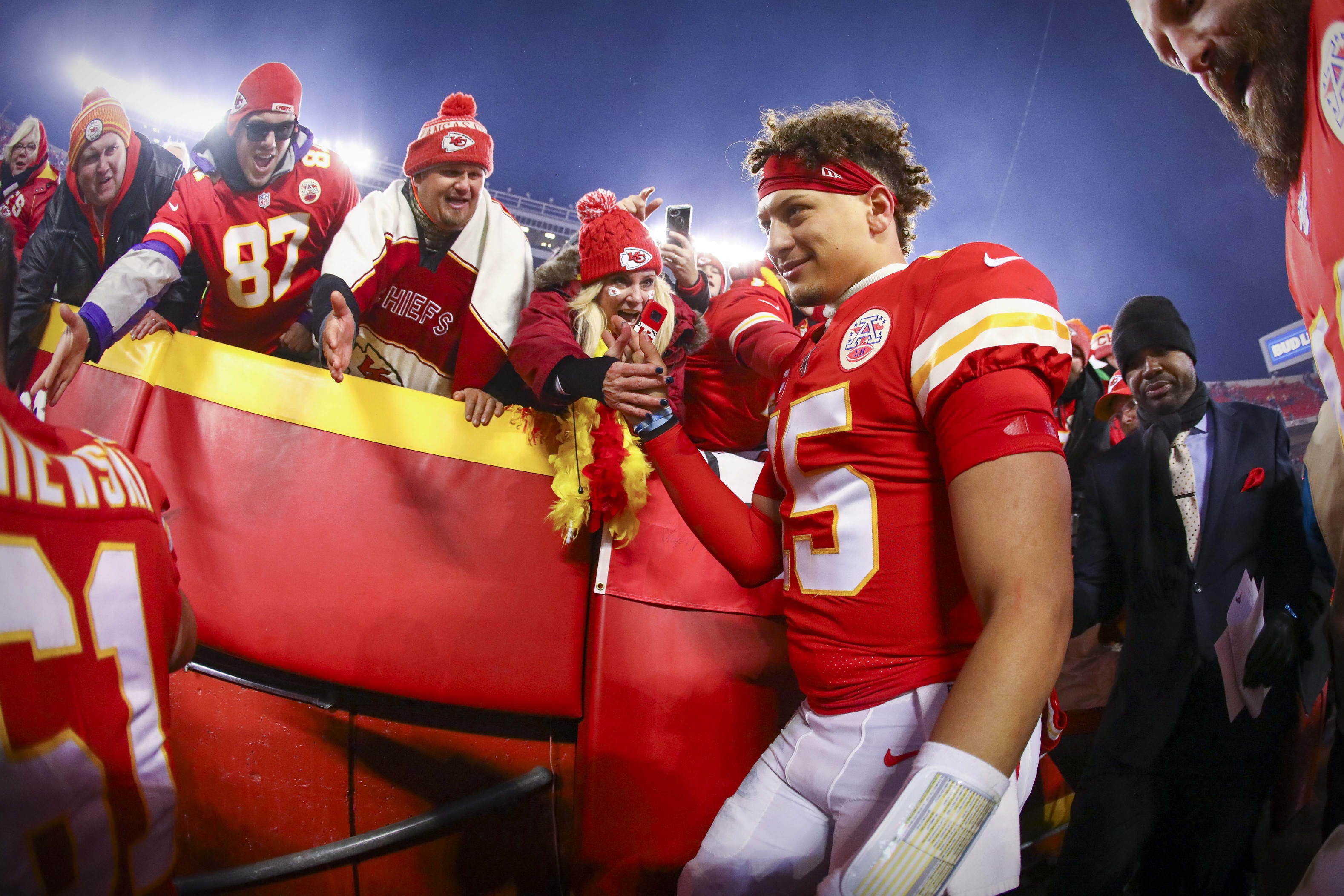 Chiefs' Patrick Mahomes Signs 10-year Contract Extension Worth Up To ...