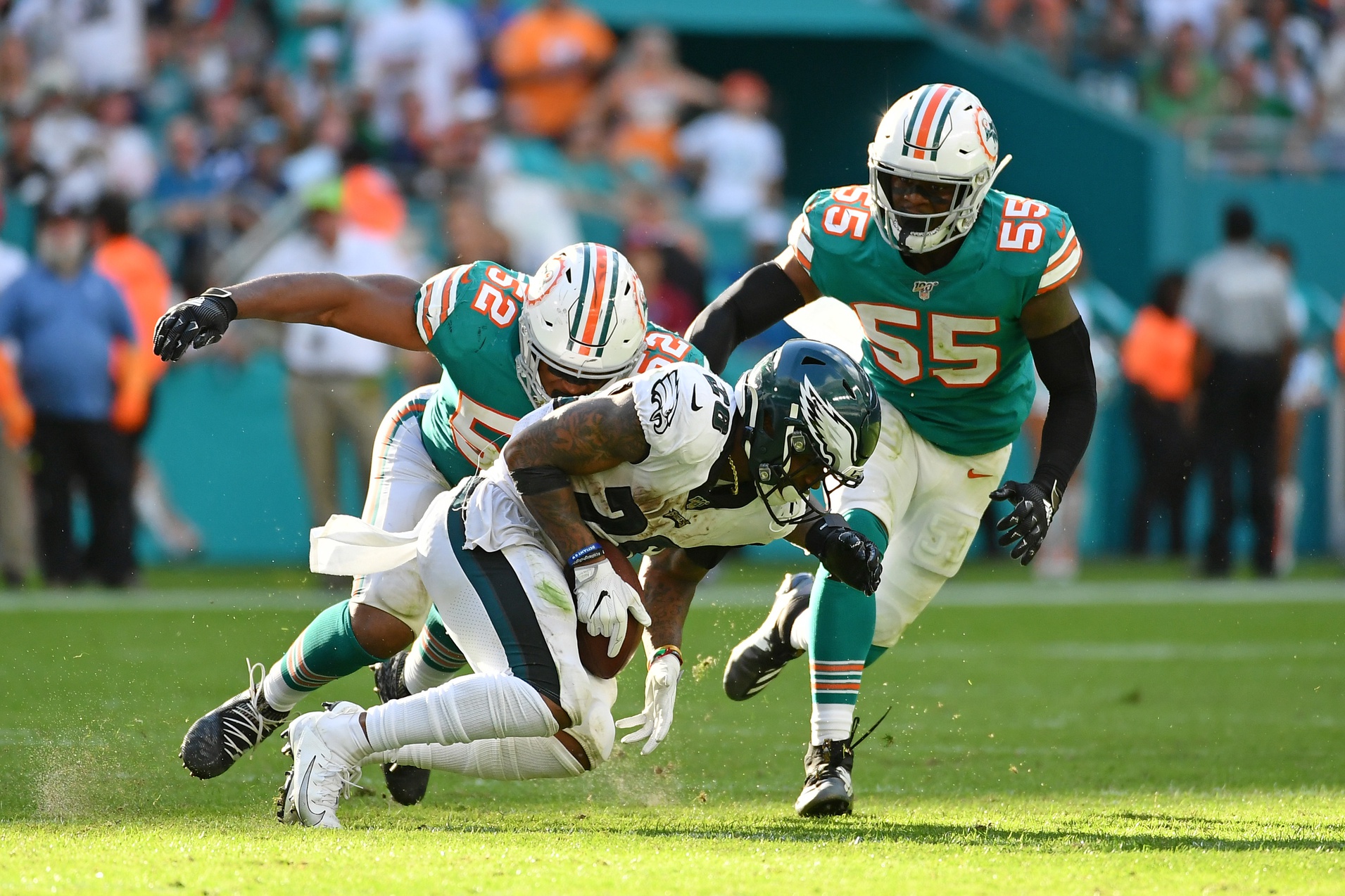 Miami. FL USA; Miami Dolphins linebacker Elandon Roberts (52