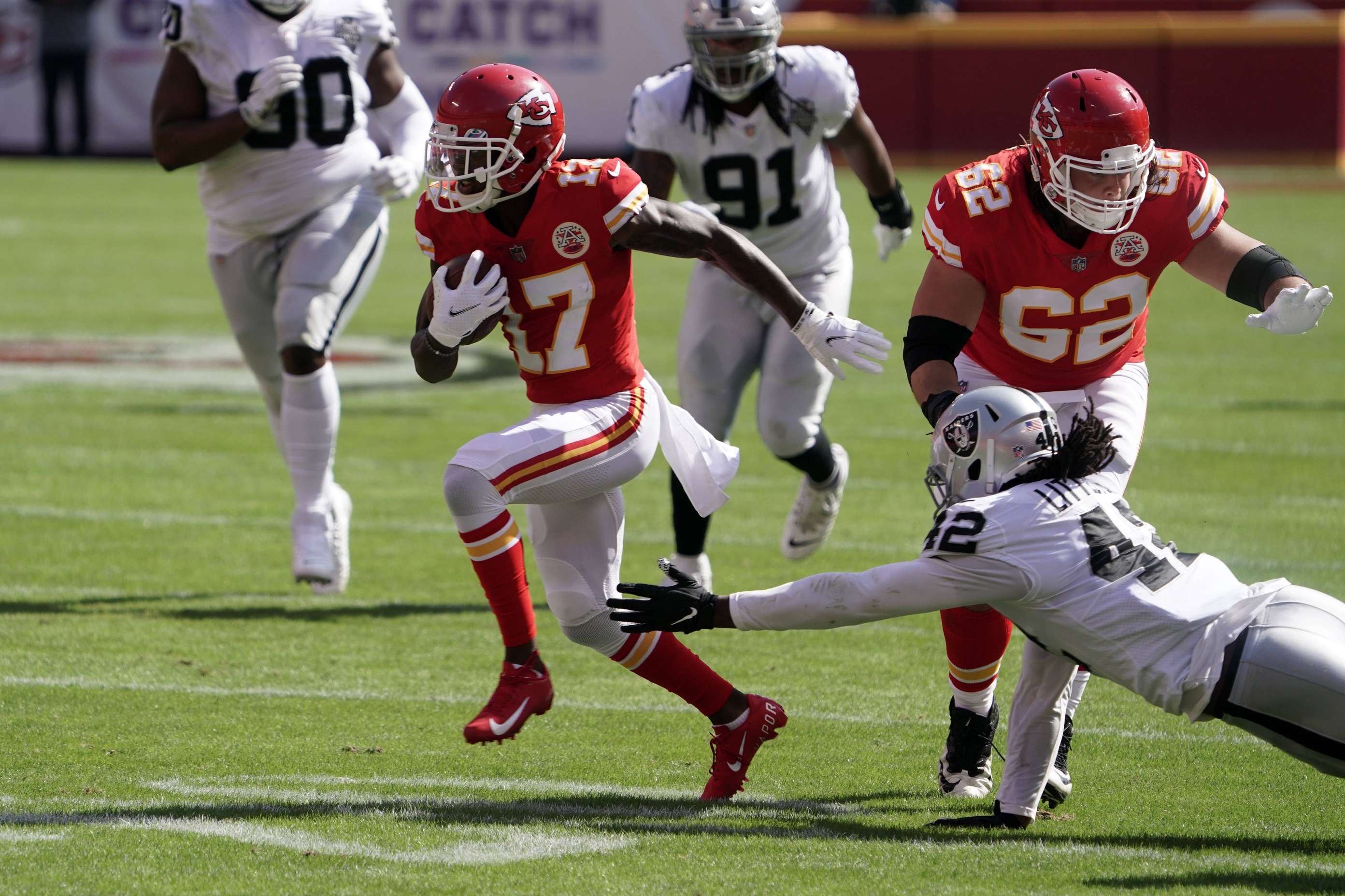 KANSAS CITY, MO - DECEMBER 12: Las Vegas Raiders offensive tackle Brandon  Parker (75) looks to block in the first quarter of an NFL game between the Las  Vegas Raiders and Kansas