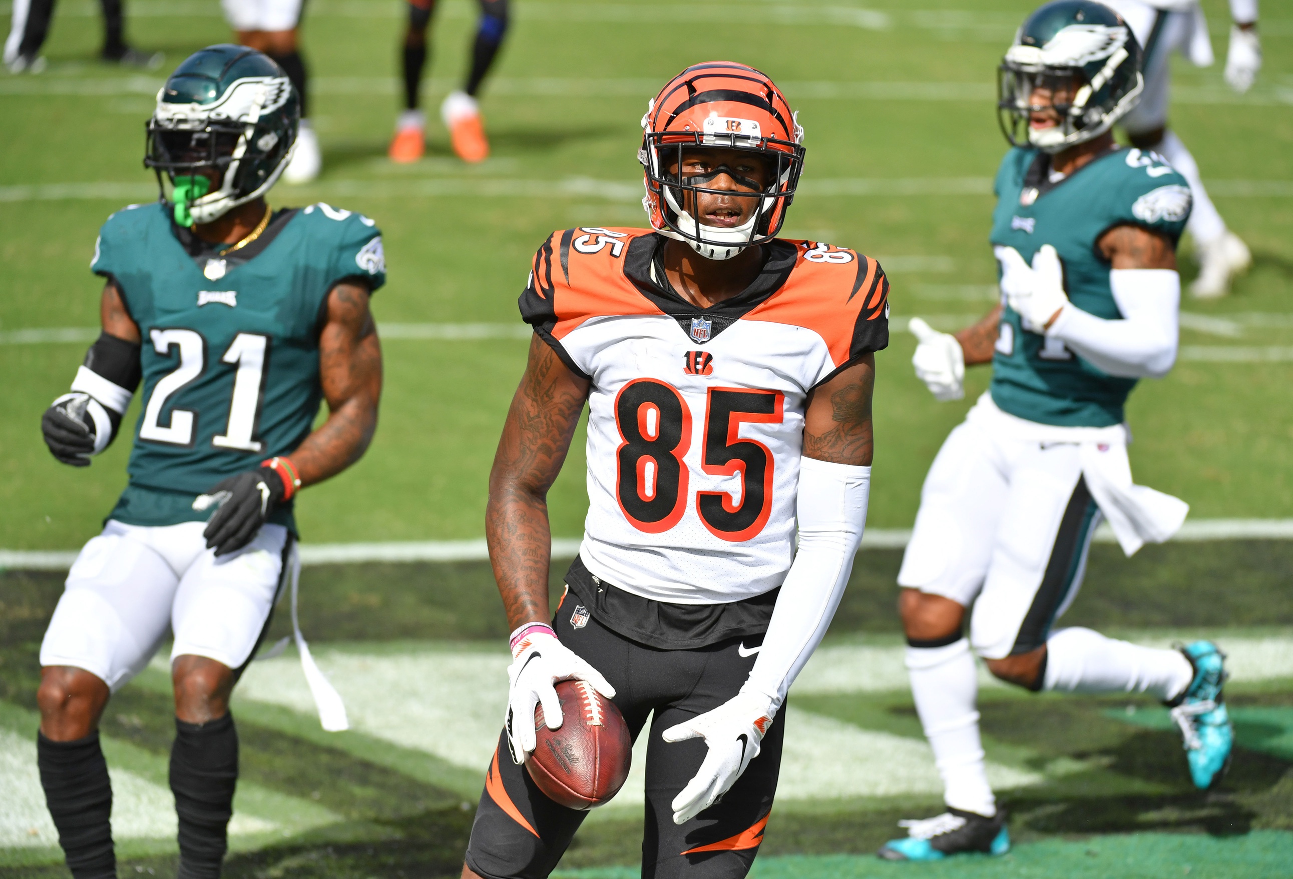 Cincinnati Bengals wide receiver Tee Higgins (85) attempts to haul in a  pass with Raiders corne …