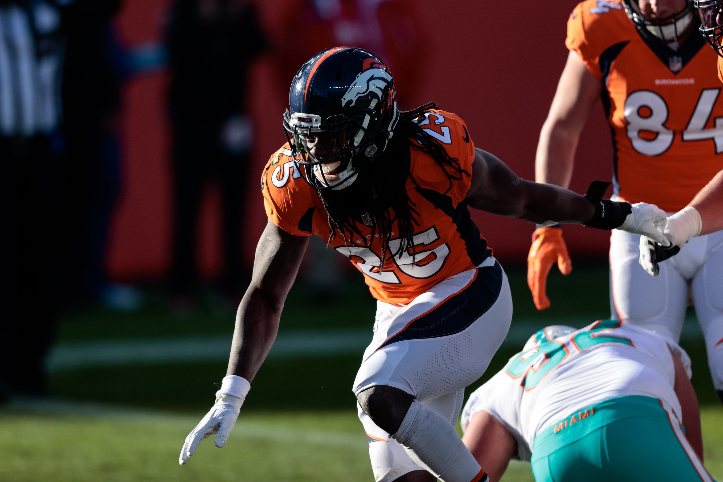 Denver Broncos Start Rookie WR Kendall Hinton at QB After COVID Issues