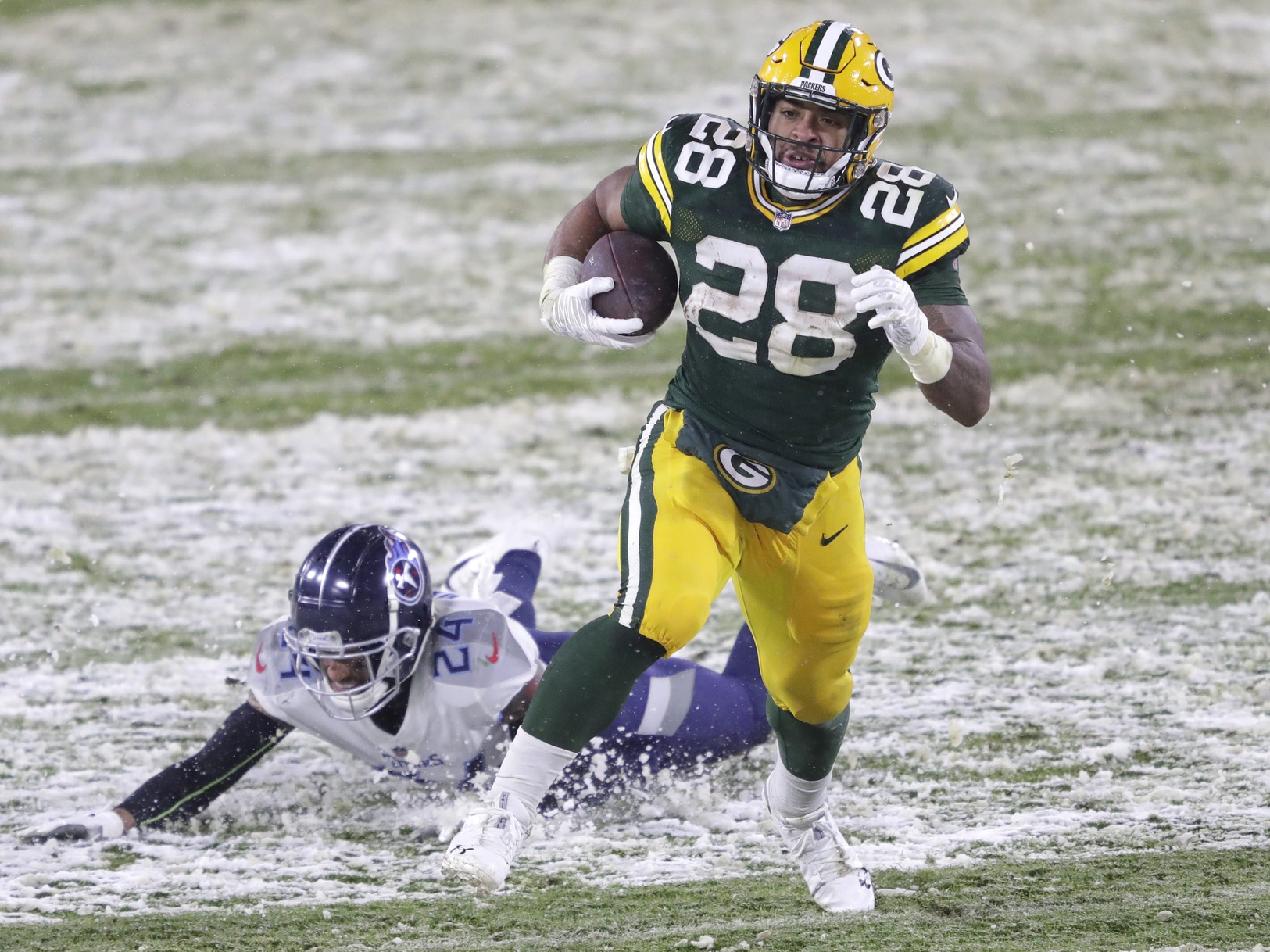 Aaron Jones signs four-year deal to stay in Green Bay