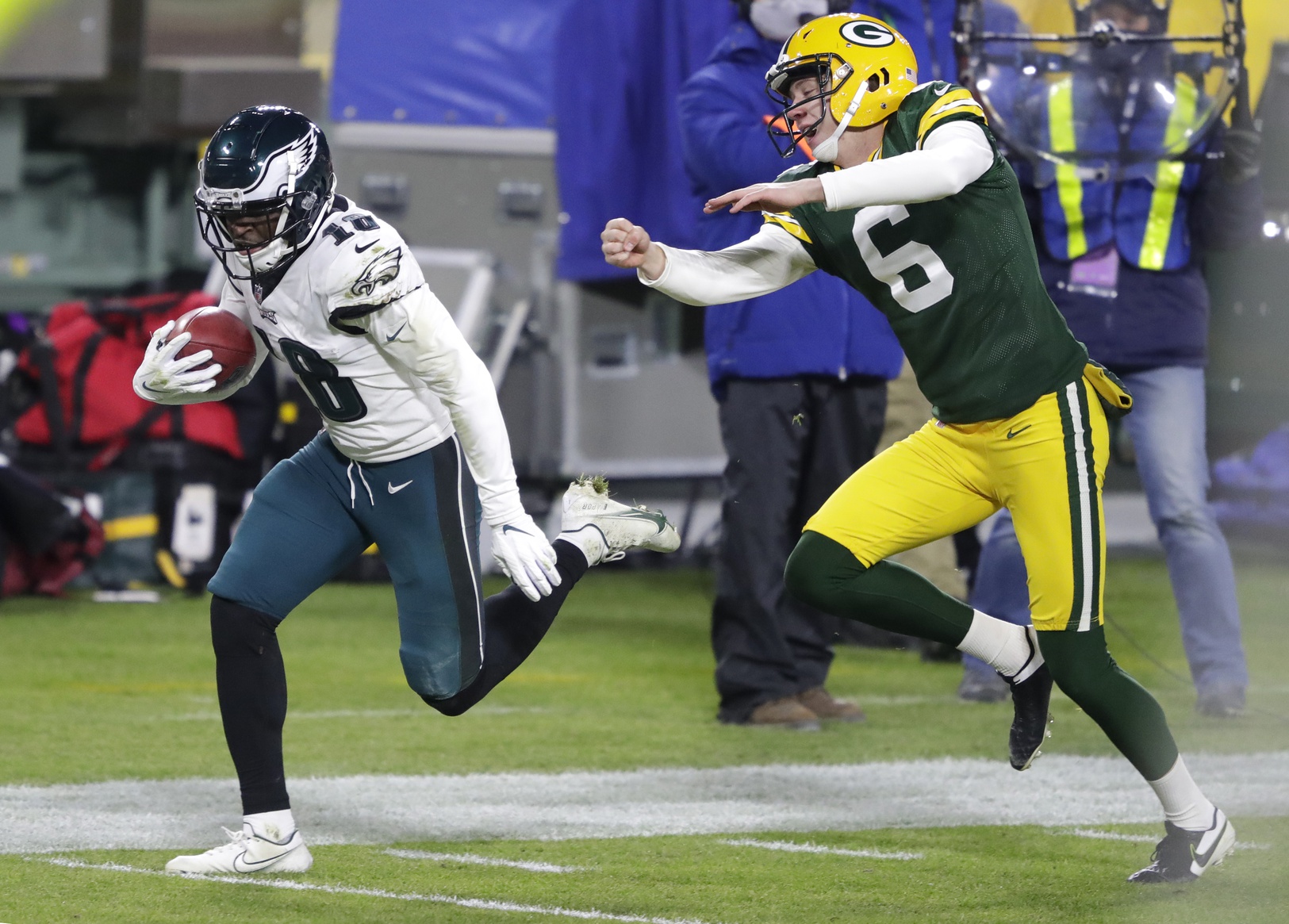 Wentz benched for rookie Hurts in Eagles' 30-16 loss to Packers