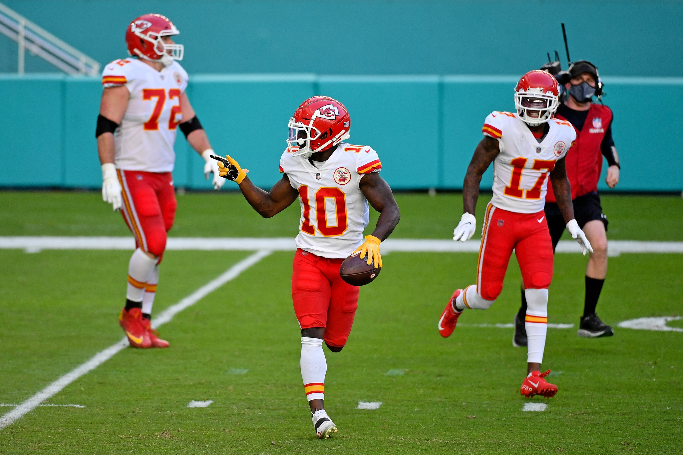 kansas-city-chiefs-trade-wr-tyreek-hill-to-miami-dolphins