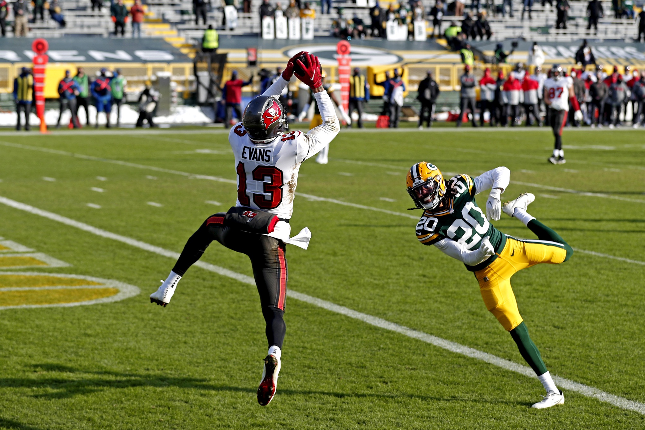 Tampa Bay Buccaneers' Leonard Fournette (28) scores on a 20-yard touchdown  run against the Green Bay Packers during the first half of the NFC  championship NFL football game in Green Bay, Wis.