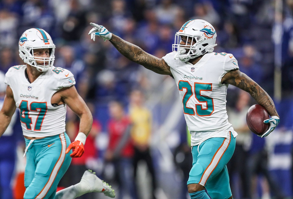 Dolphins, Xavien Howard agree to reworked contract to keep him in Miami