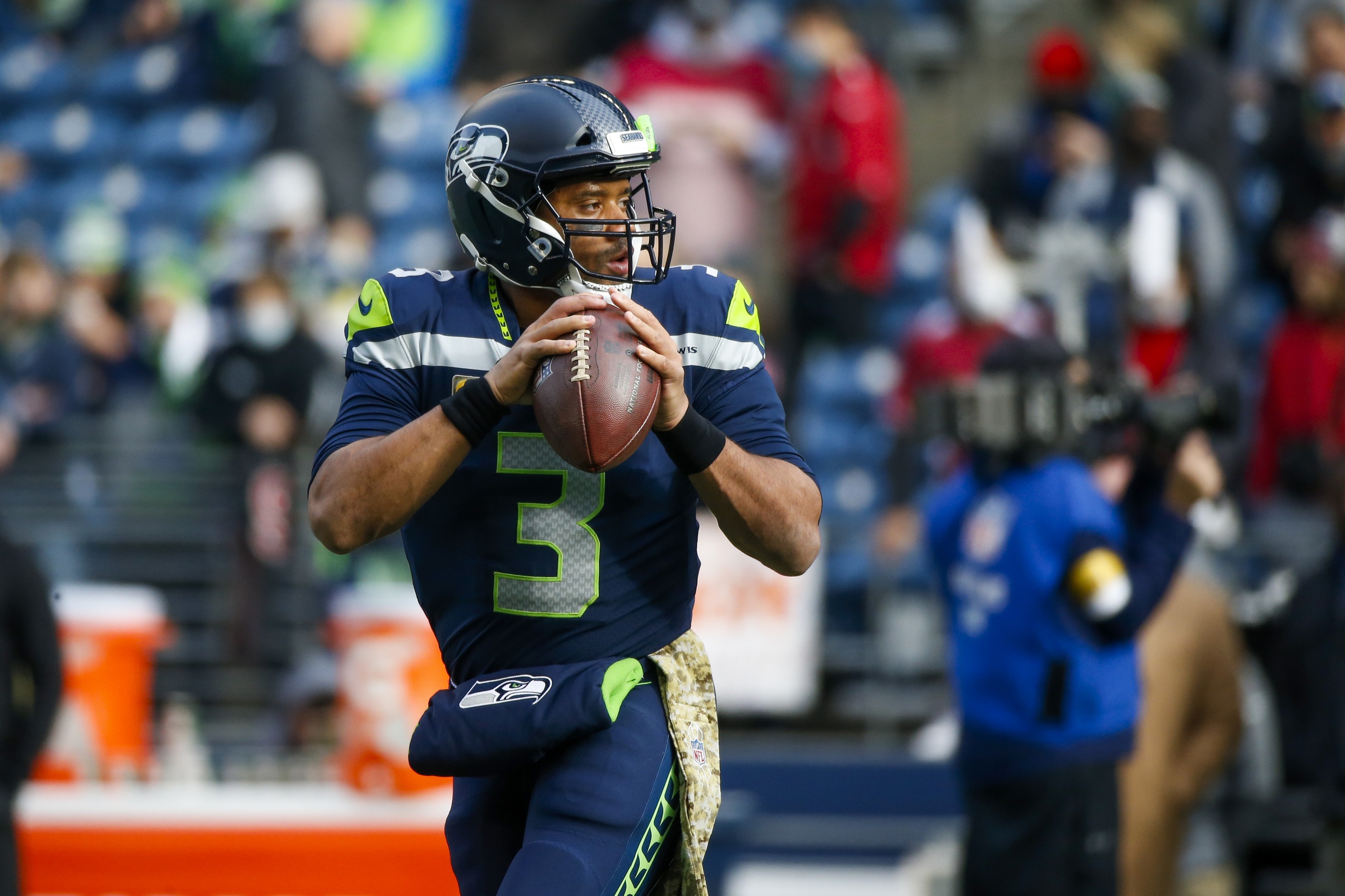 nfl-doug-kyed-week-17-mailbag-new-england-patriots-mac-jones-offensive-rookie-of-the-year-chances-under-the-radar-free-agents-and-seattle-seahawks-russell-wilson-next-team