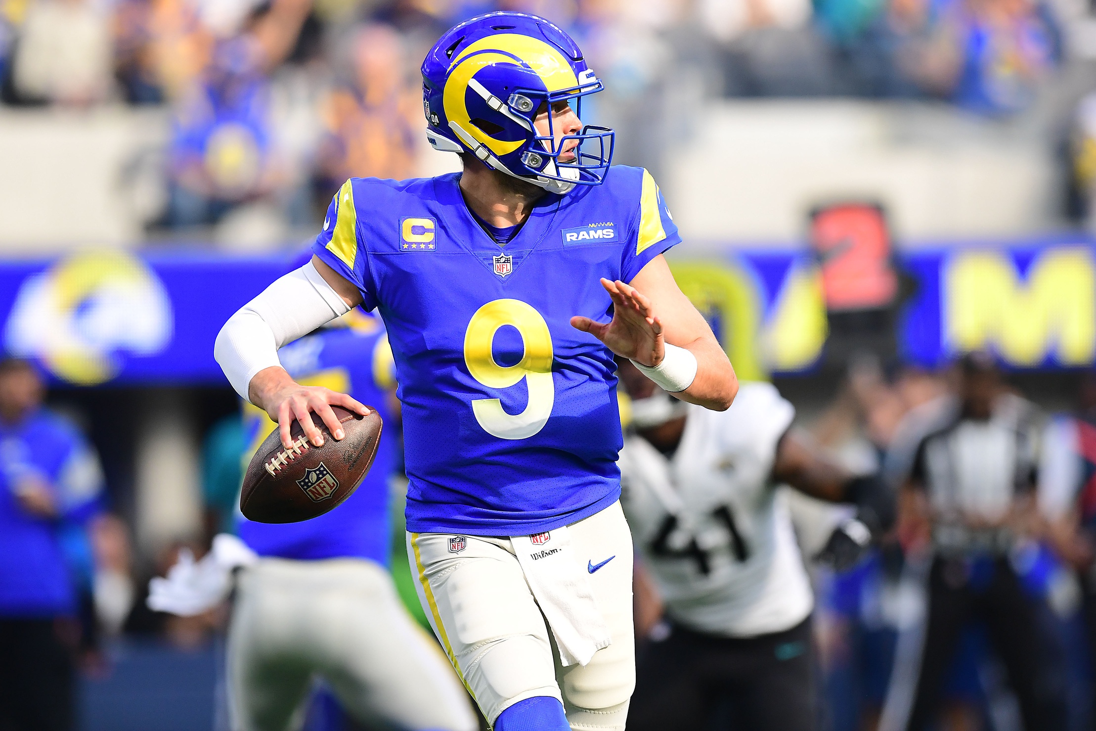 The Esports Writer on X: #SuperBowl Joe Burrow shows up to the stadium in  a striped suit and bowler hat Matthew Stafford shows up to the stadium in a  plain black T-shirt