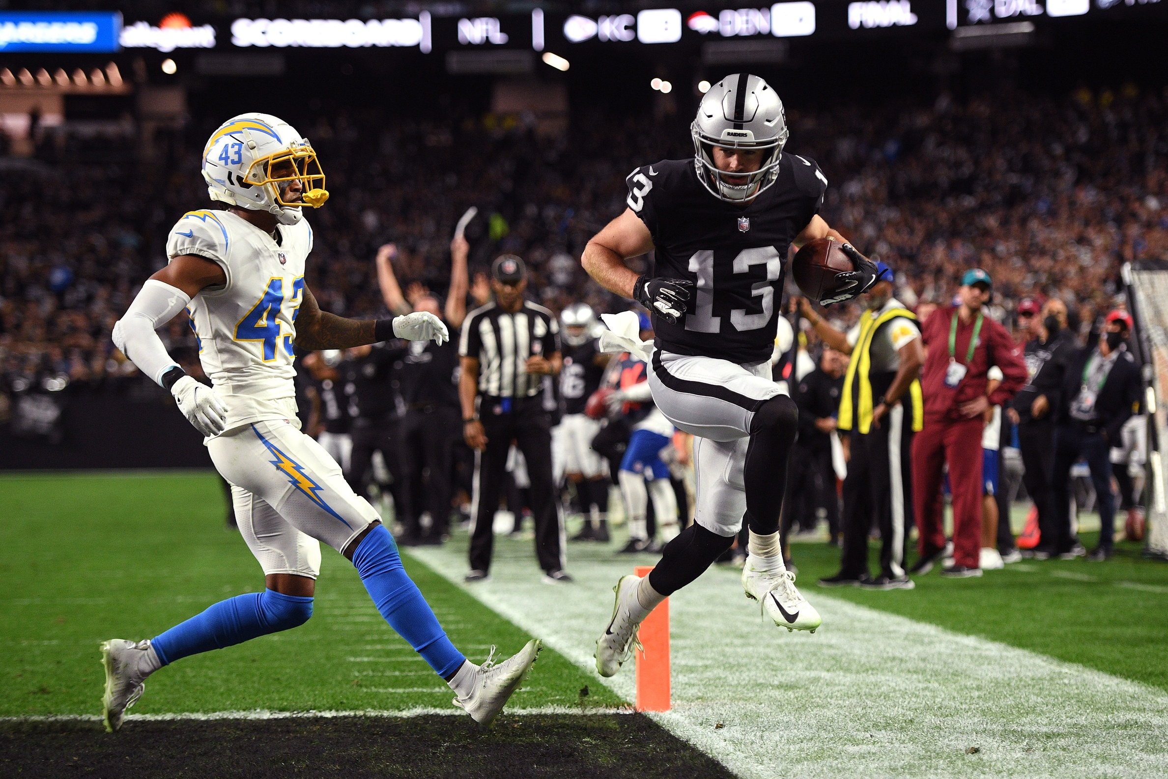 nfl-las-vegas-raiders-sign-wide-receiver-hunter-renfrow-2-year-32-million-contract-extension