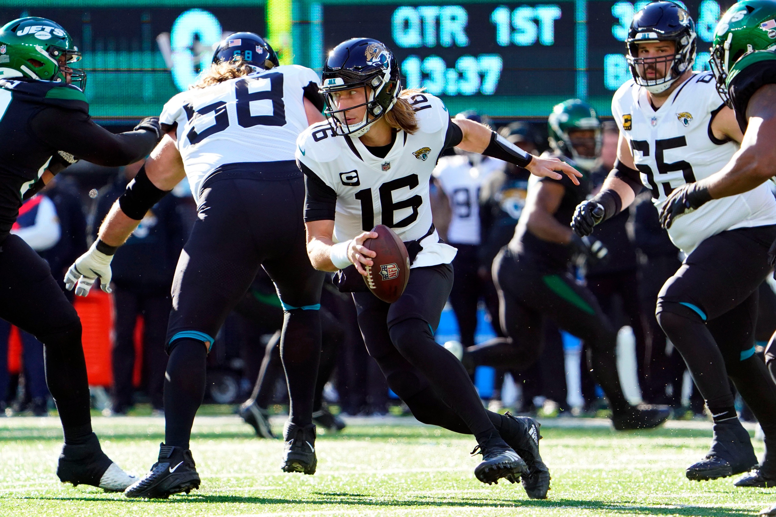 East Rutherford, New Jersey, USA. 13th Dec, 2015. Tennessee Titans  quarterback Marcus Mariota (8) in action prior to the NFL game between the Tennessee  Titans and the New York Jets at MetLife