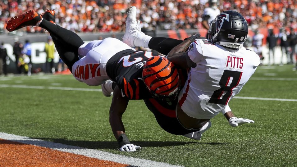 Seahawks' DK Metcalf hit with penalty for apparently pointing at official  vs Bucs