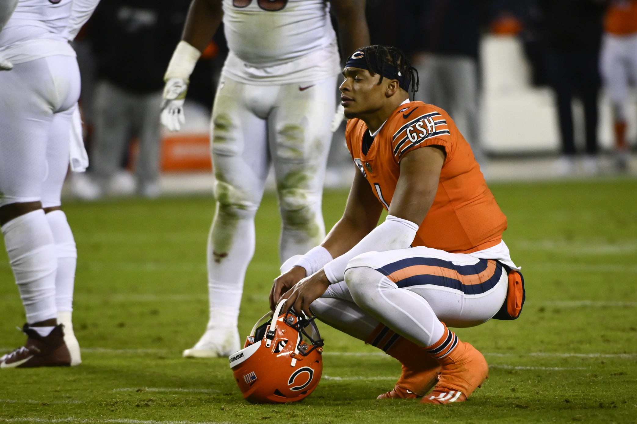 nfl-chicago-bears-help-justin-fields-offensive-line-receivers-sacks