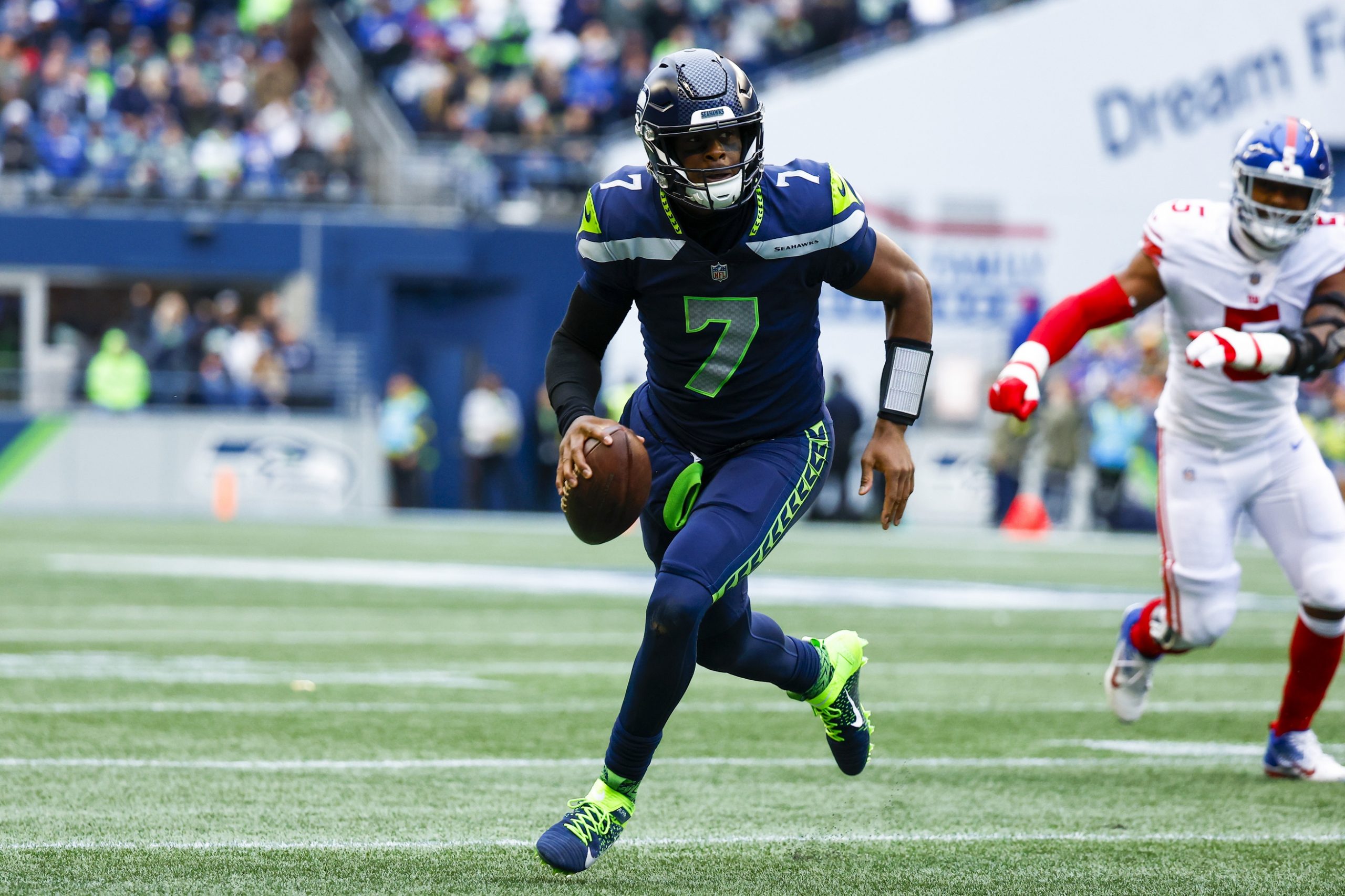 Geno Smith hears chants, relishes Seahawks opening victory