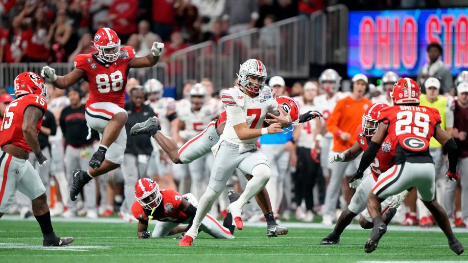 Ohio State Buckeyes quarterback C.J. Stroud (7) throws the ball