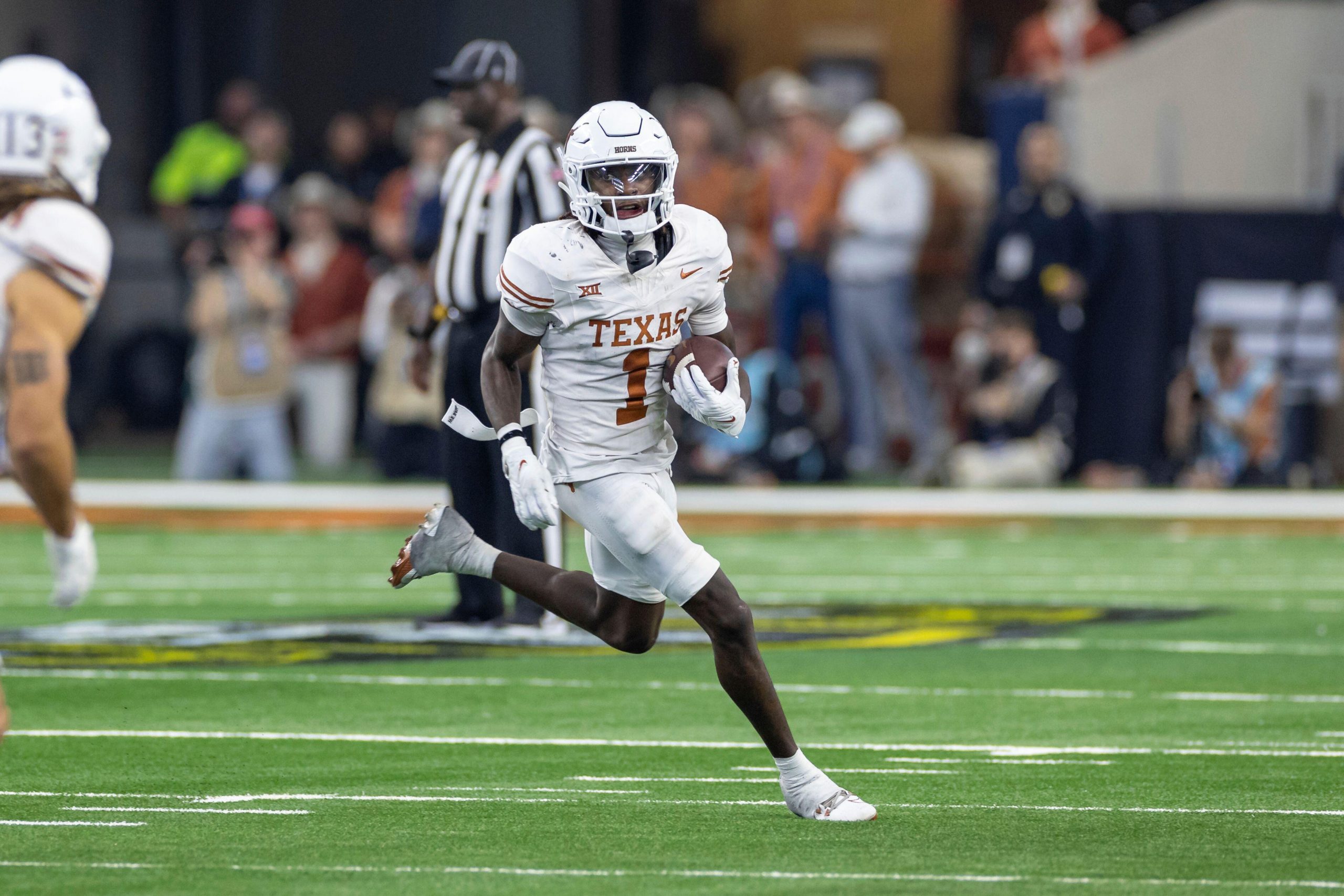 draft-cleveland-browns-five-round-mock-draft-texas-xavier-worthy-speed-round-2