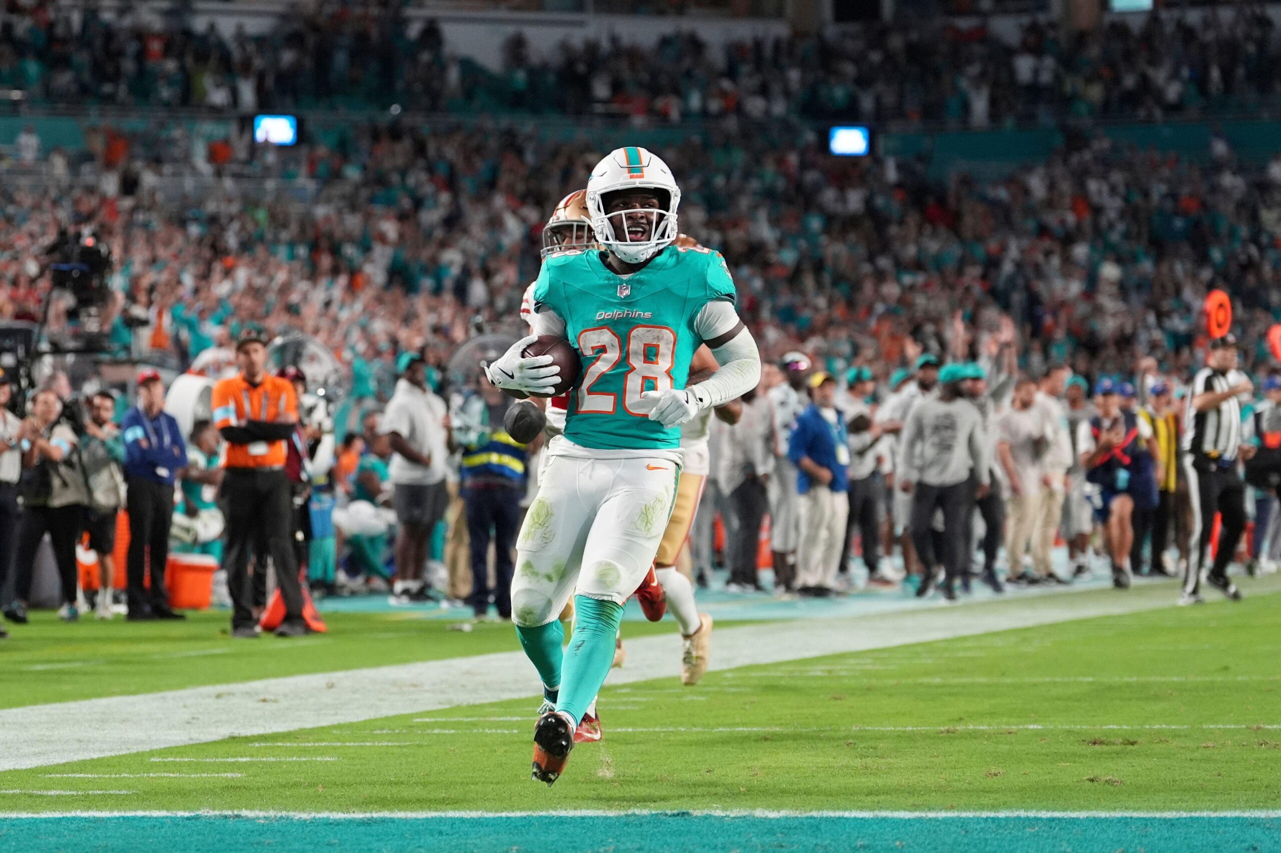 Why the Dolphins should move De'Von Achane to wide receiver in 2025